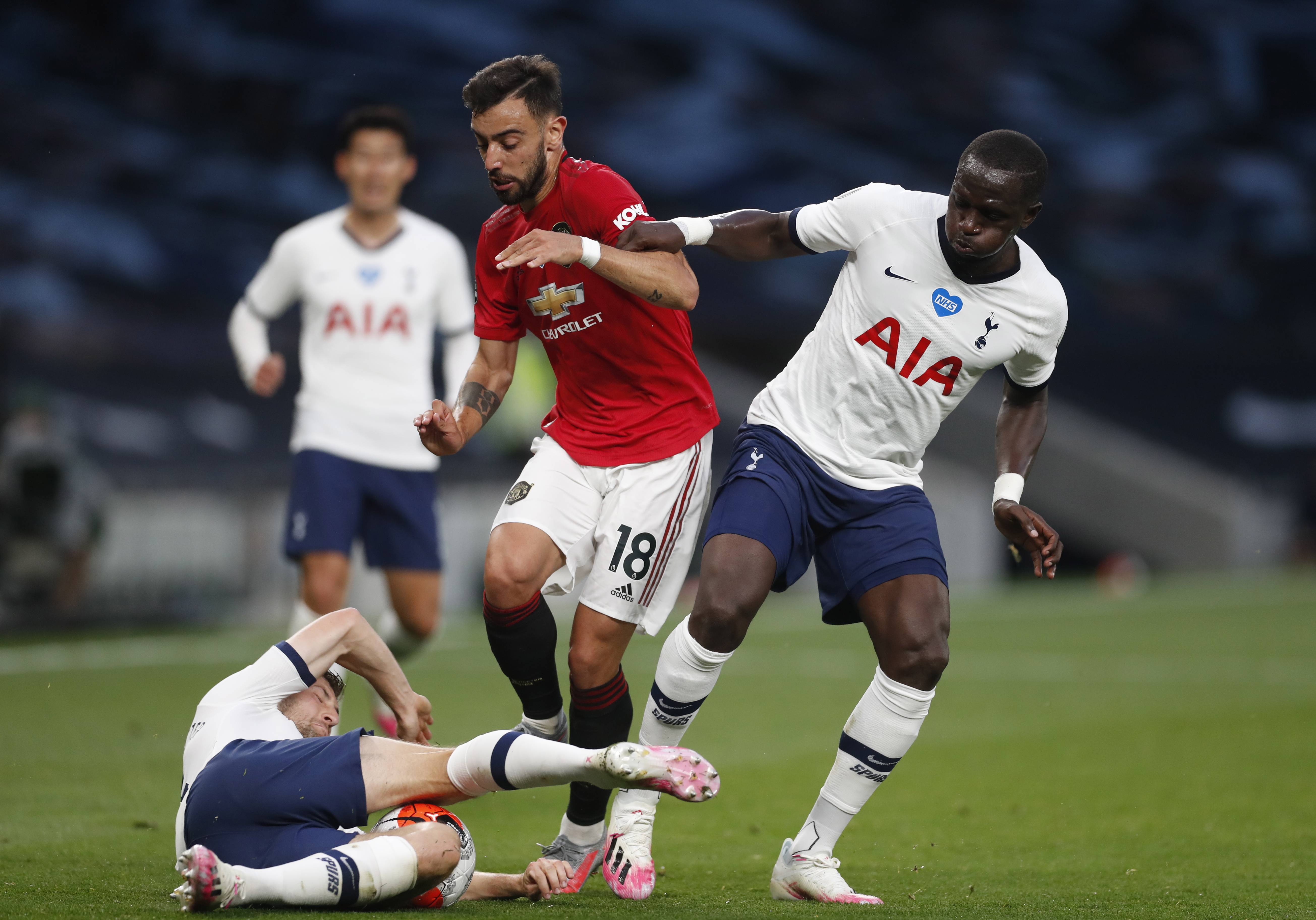 两名后卫因 两名后卫因